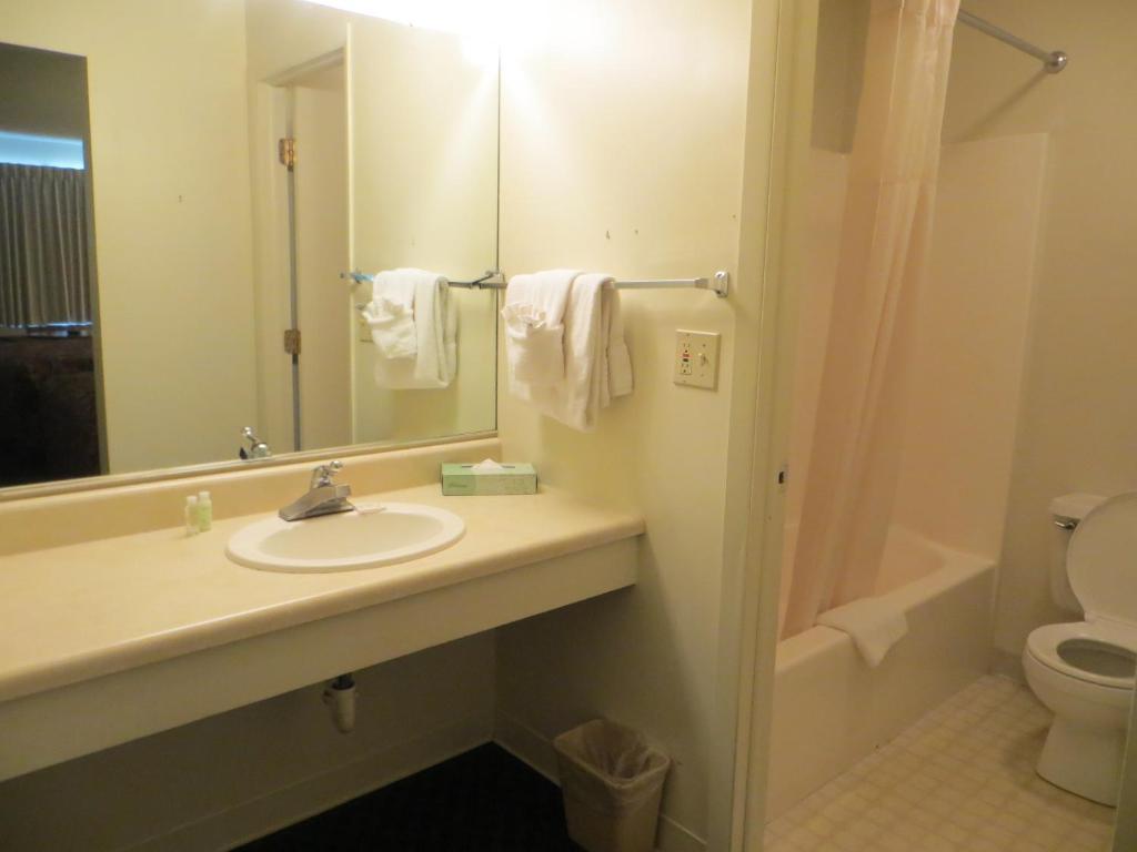 Waterfront Inn Mackinaw City Bilik gambar