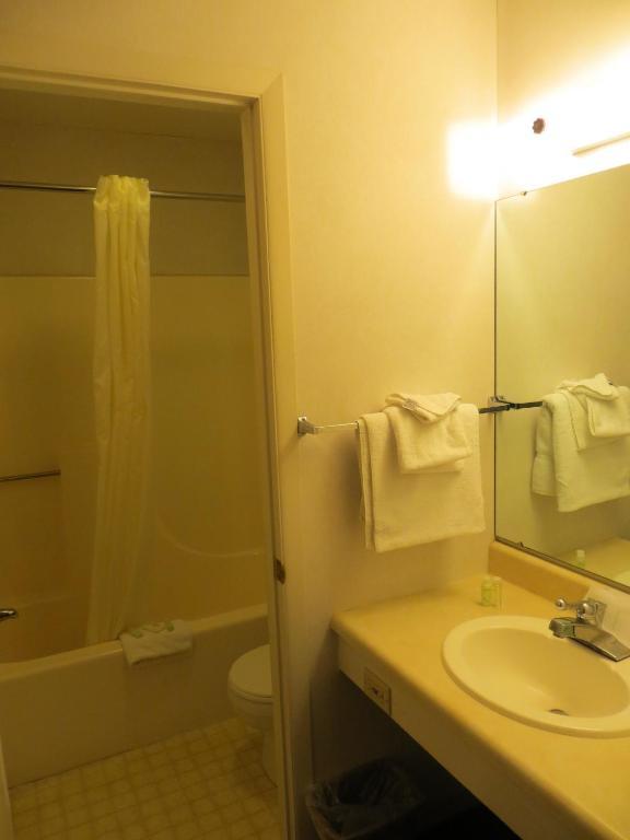 Waterfront Inn Mackinaw City Bilik gambar